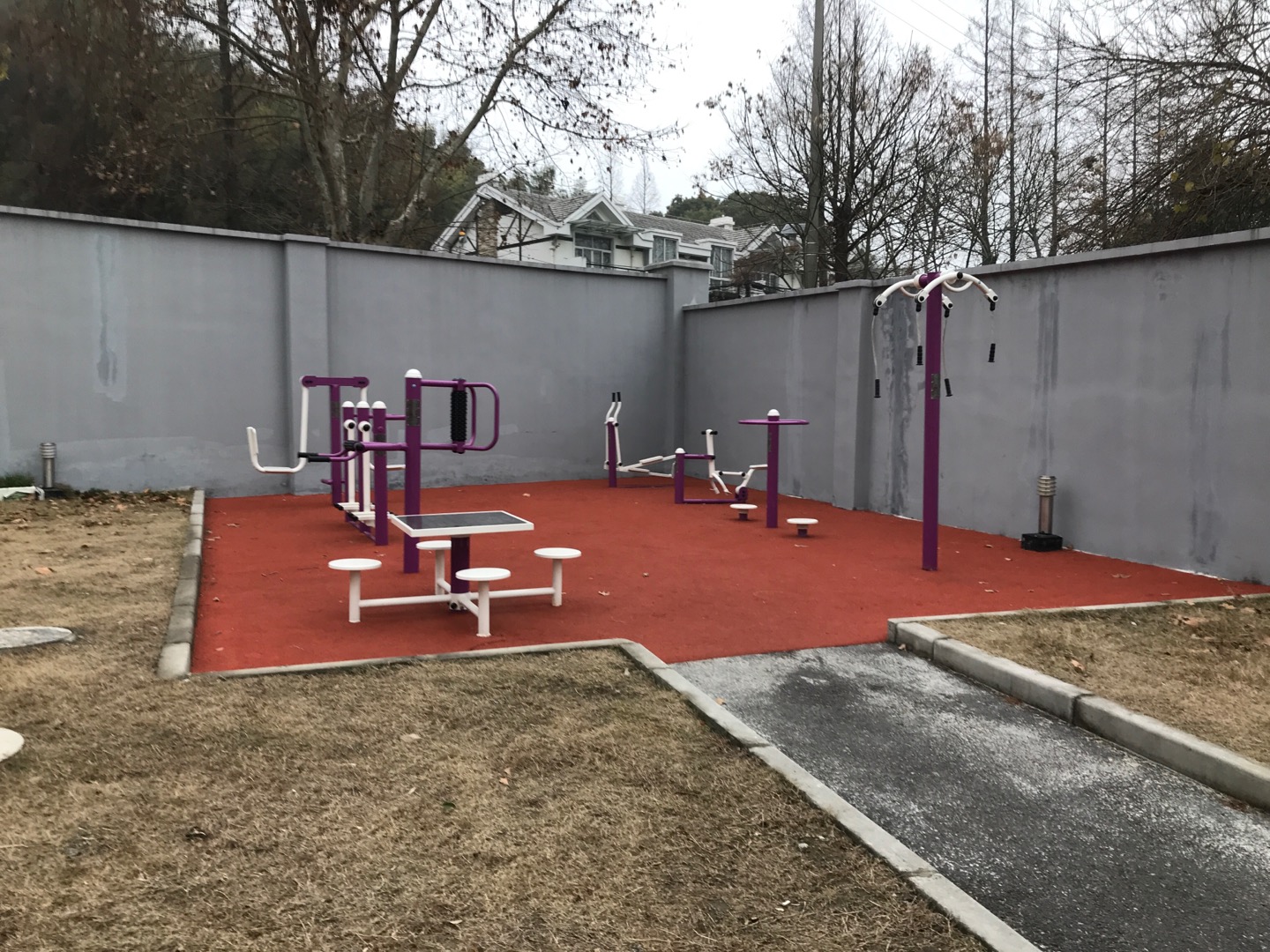  佘山鎮(zhèn)佘北路500號益智健身點(diǎn)