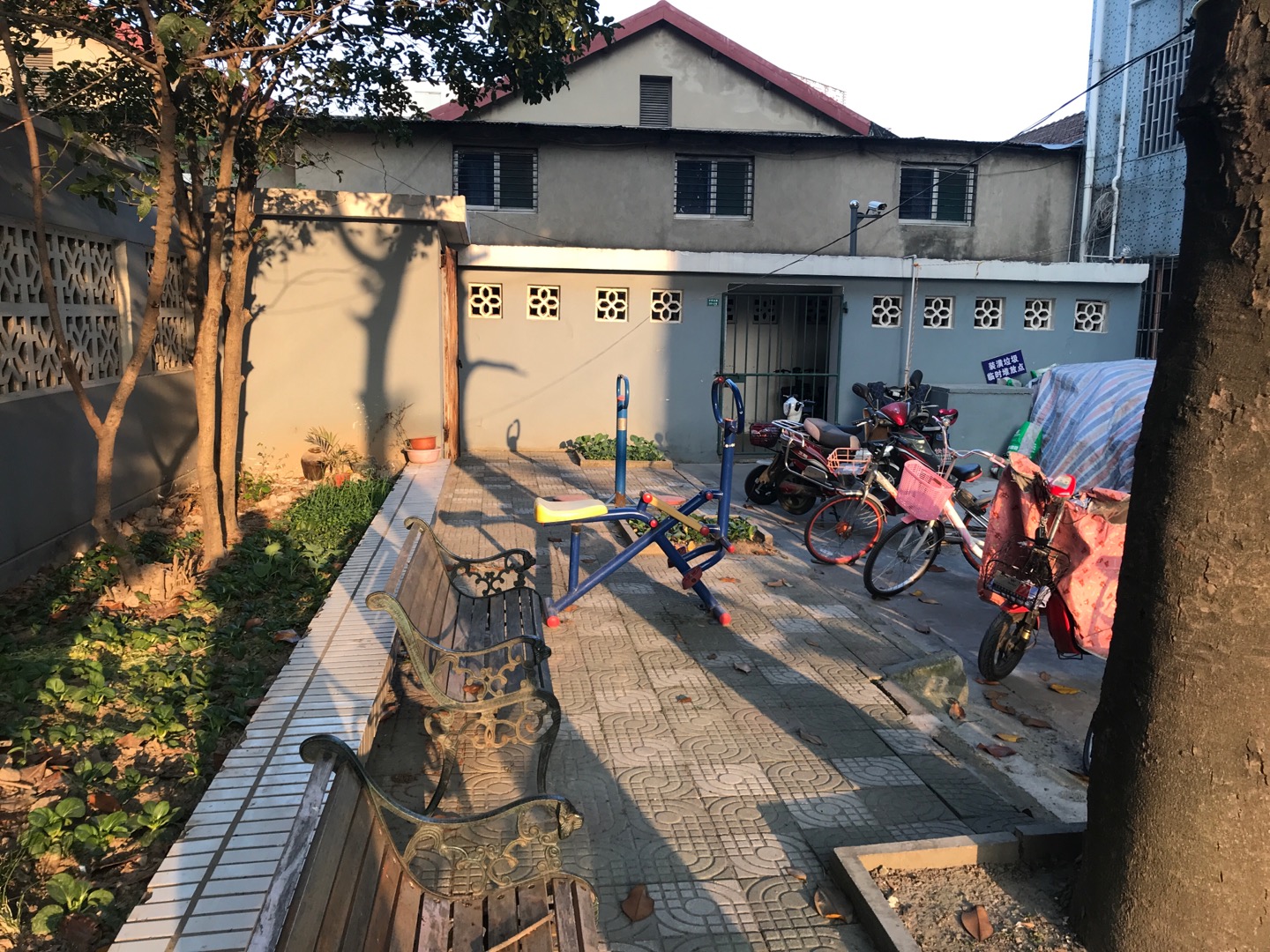 施鎮(zhèn)居委水閘北路201弄1號北面健身路徑