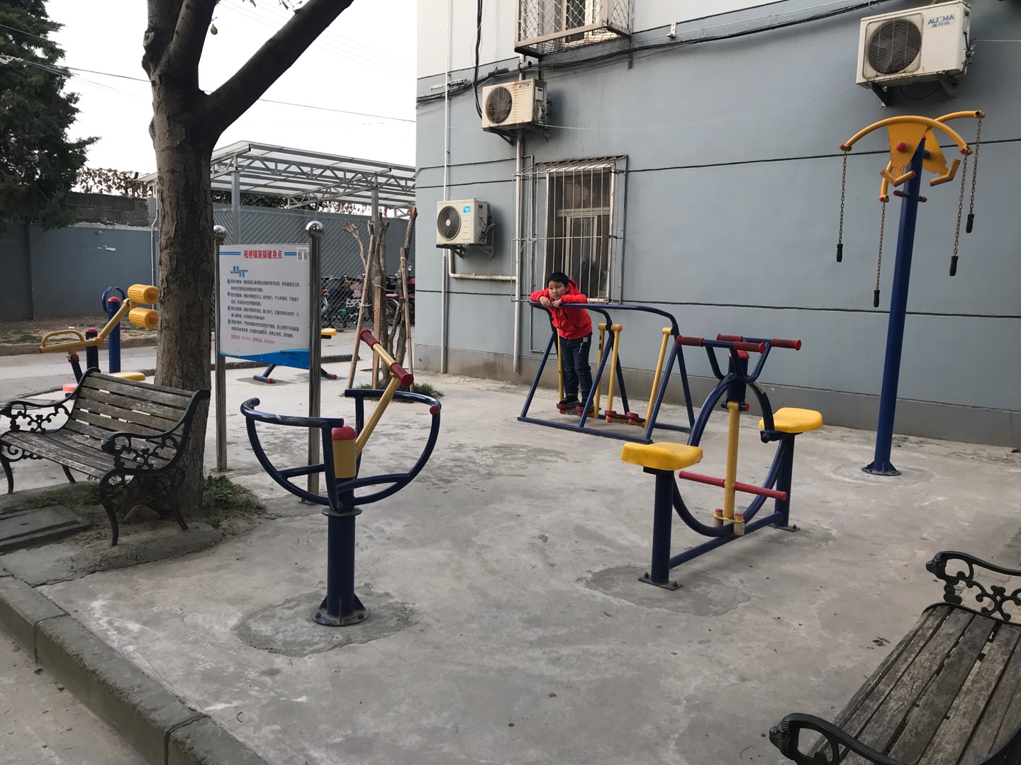 施鎮(zhèn)居委施宏路539弄3號(hào)西面健身路徑