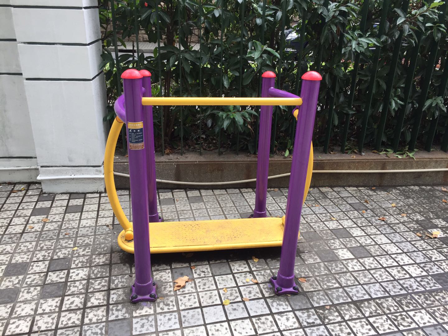 晃板健身器