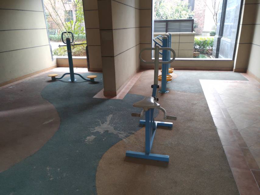 東方御府小區(qū)5號樓架空層市民健身點