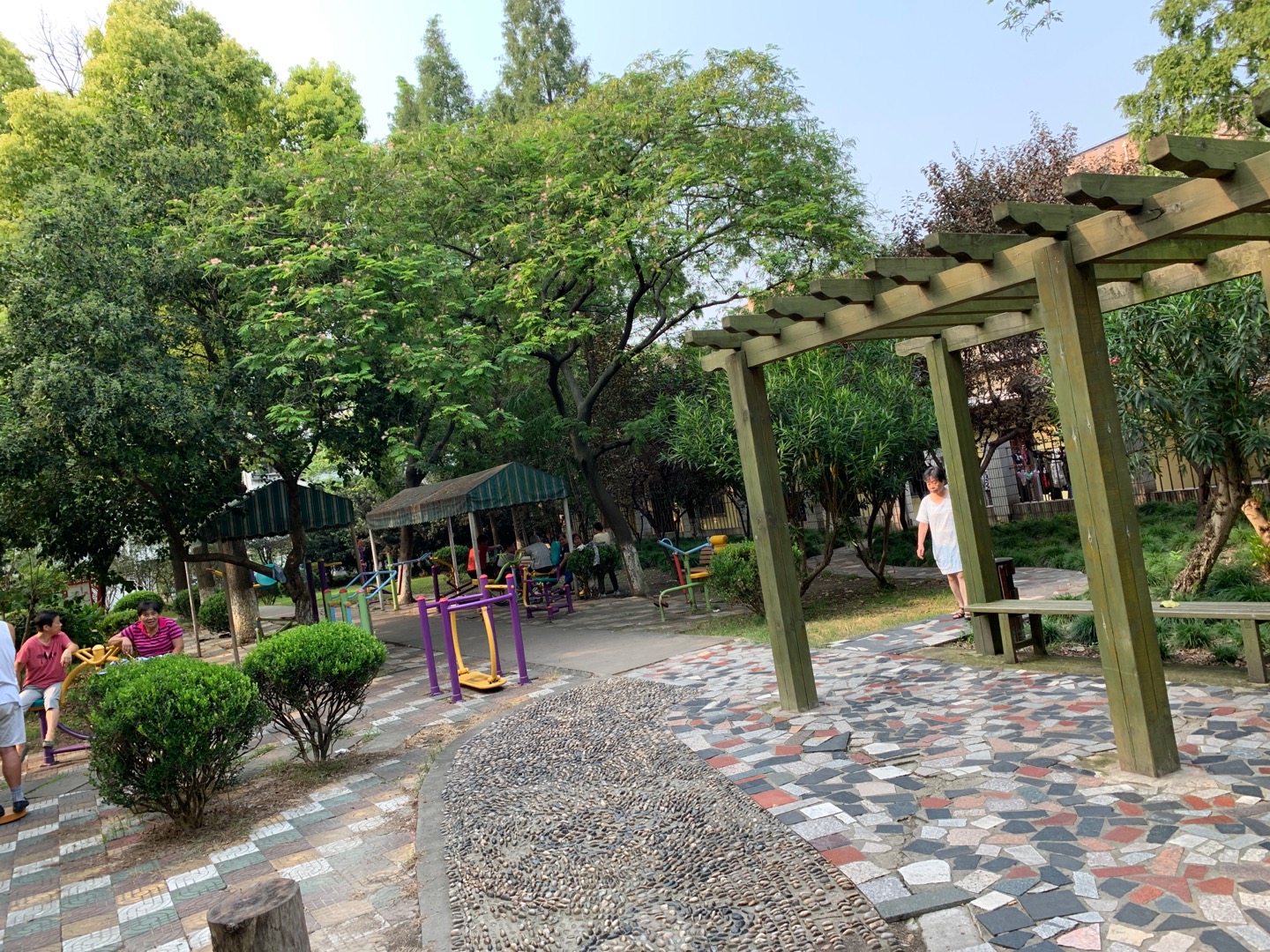 淞南五村一居委健身點(diǎn)