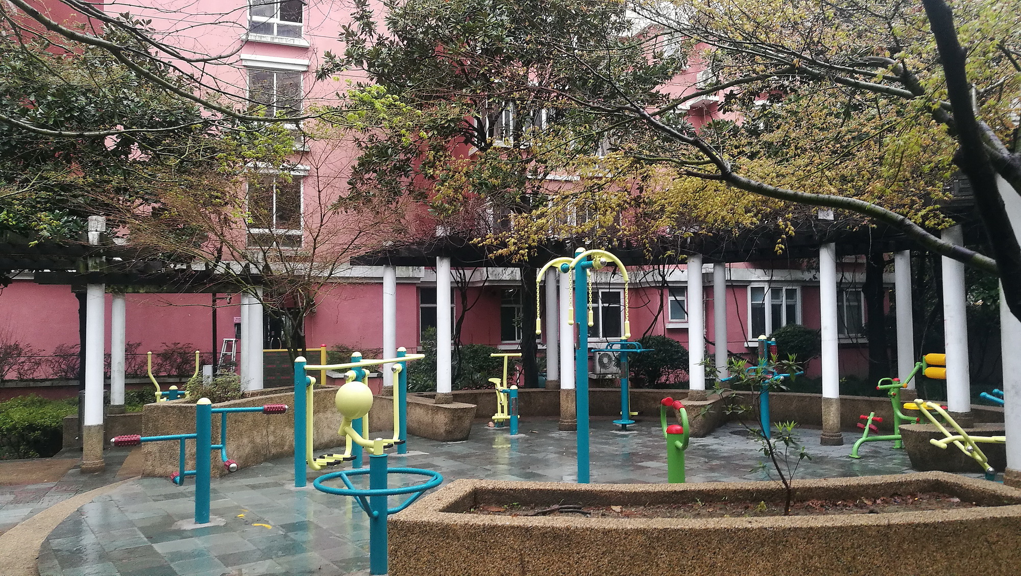 菊?qǐng)@居委會(huì)健身點(diǎn)