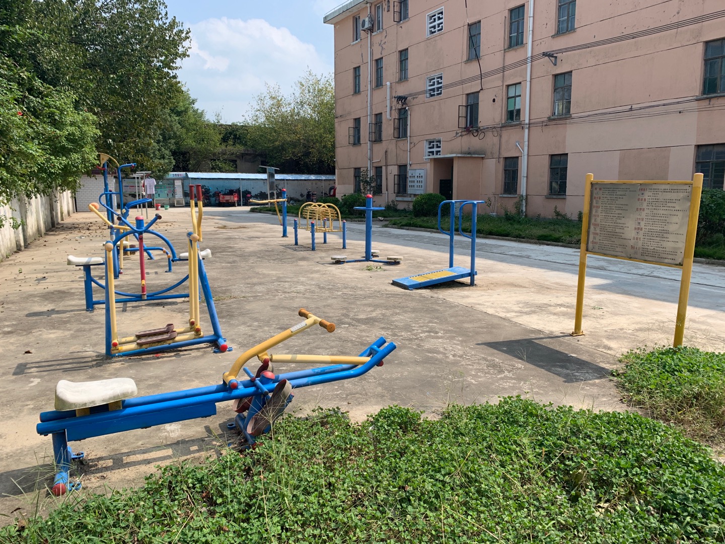 東平鎮(zhèn)前進(jìn)東苑新村健身點(diǎn)