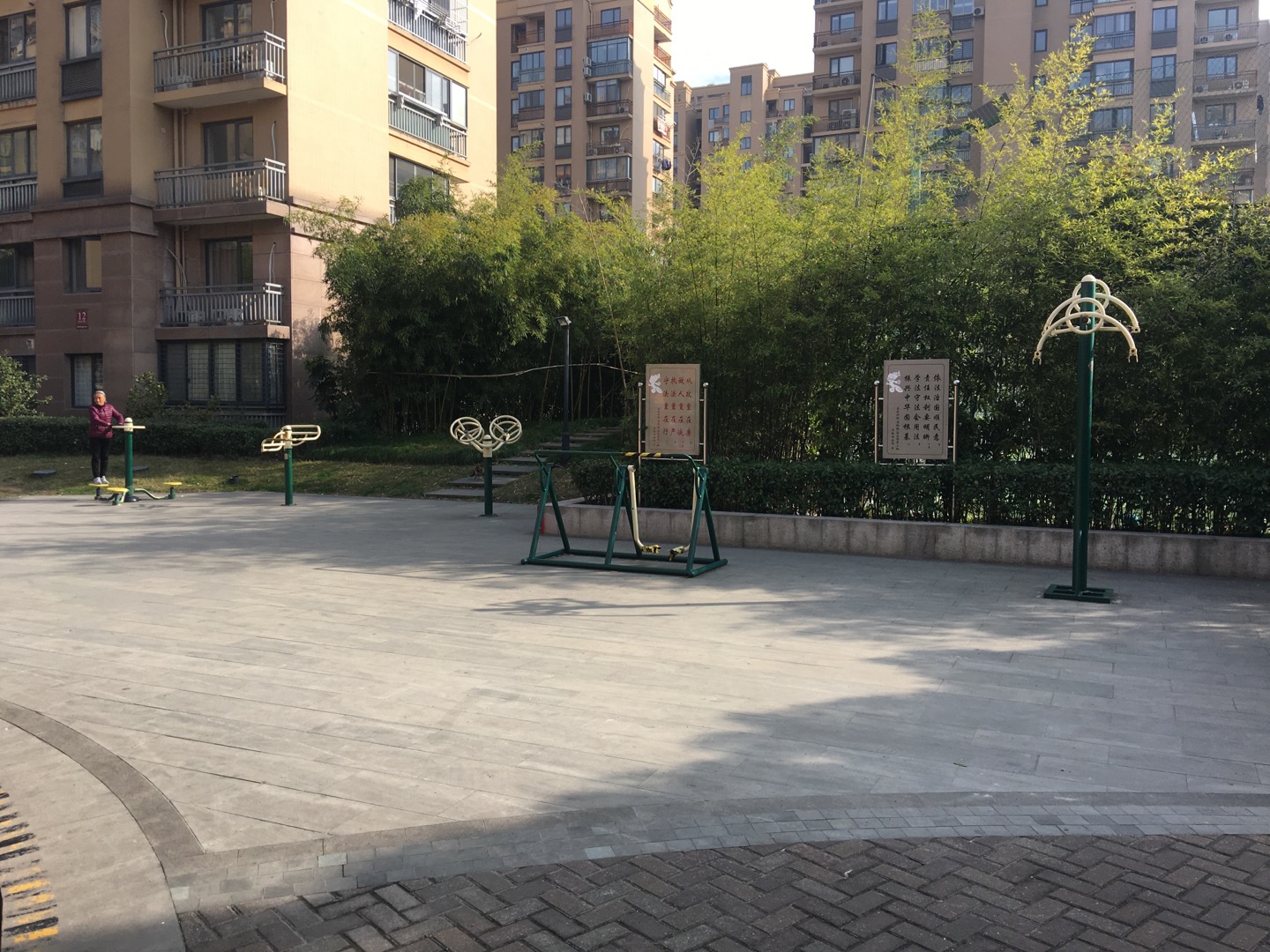 保利湖畔陽(yáng)光苑二期23號(hào)樓下市民健身點(diǎn)