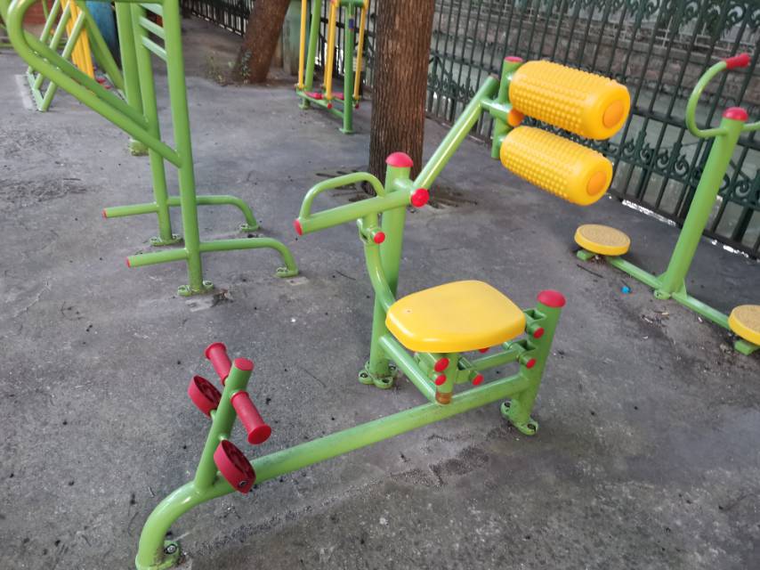 自重腹背鍛煉器