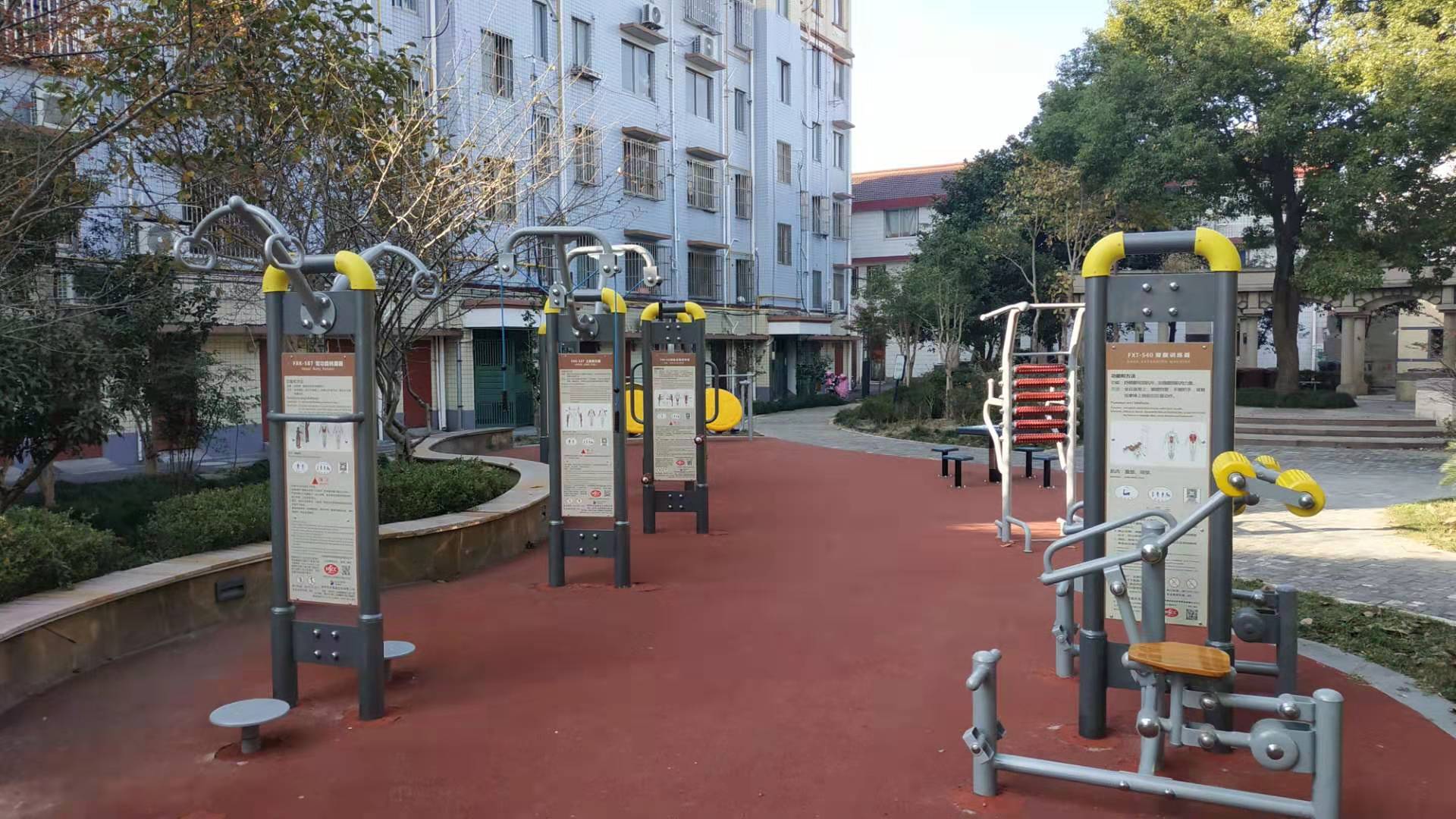 四團(tuán)鎮(zhèn)天鵬居委白玉蘭廣場市民益智健身苑點(diǎn)