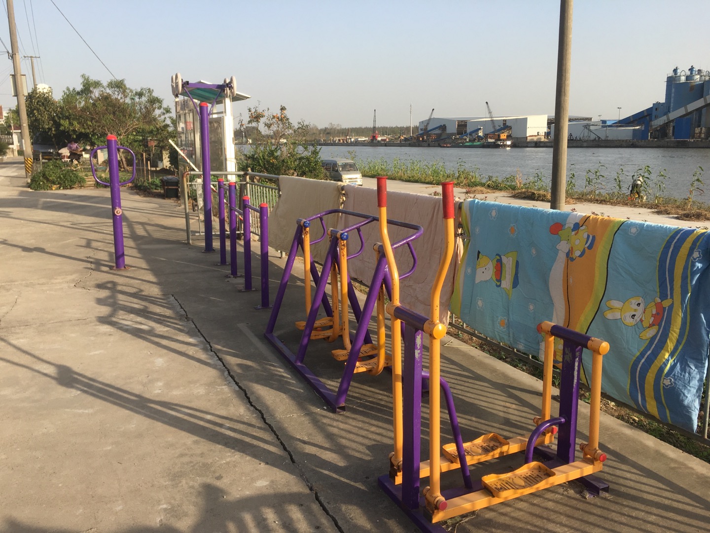 老港鎮(zhèn)濱海居民委員會建設(shè)村健身苑點(diǎn)