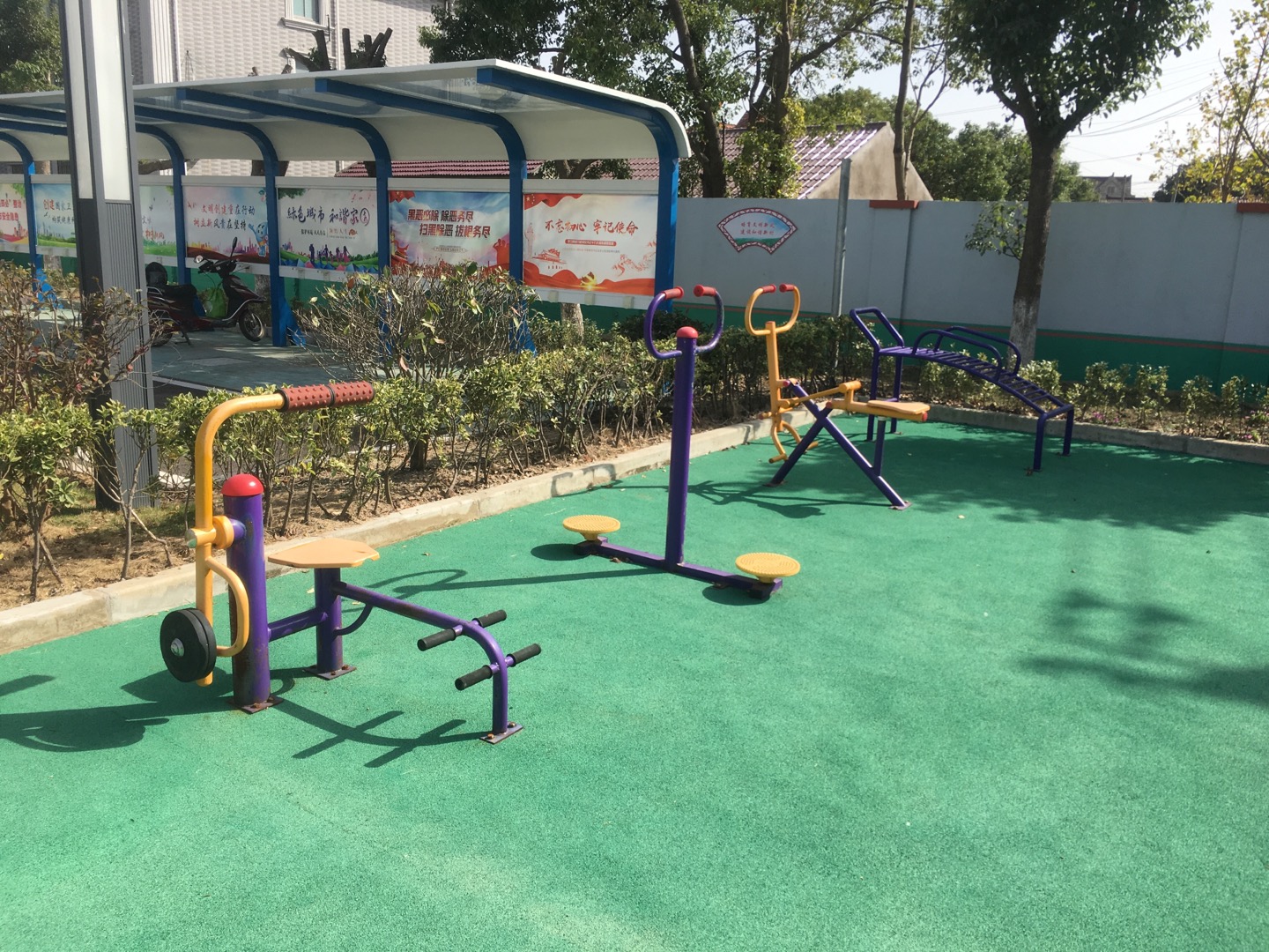 老港鎮(zhèn)東河村民委員會健身苑點