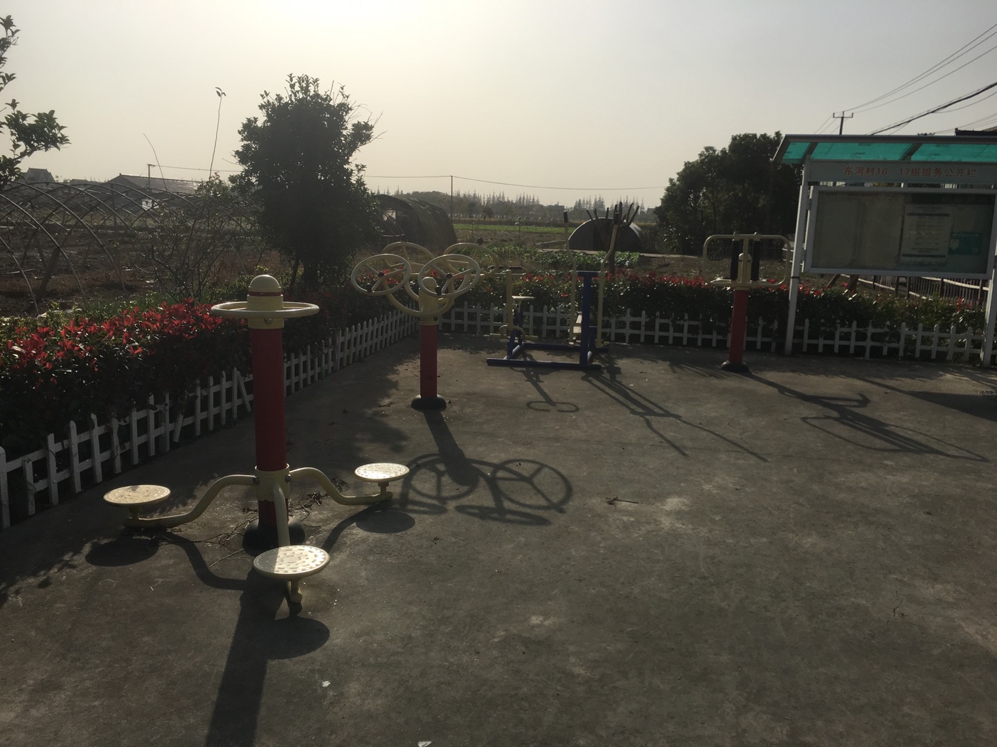 老港鎮(zhèn)東河村民委員會港東3組健身苑點