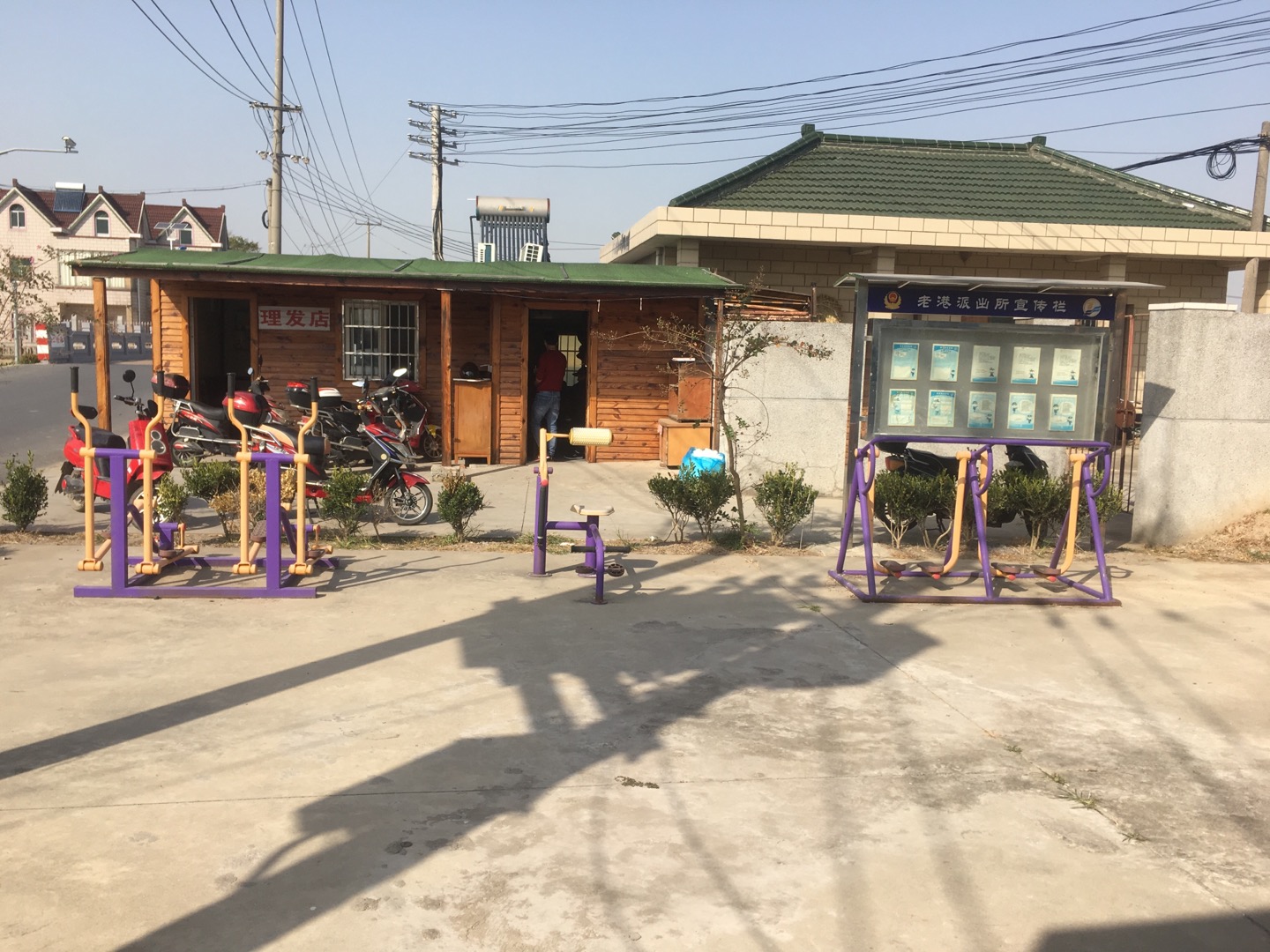 老港鎮(zhèn)成日村民委員會日新老村委健身苑點