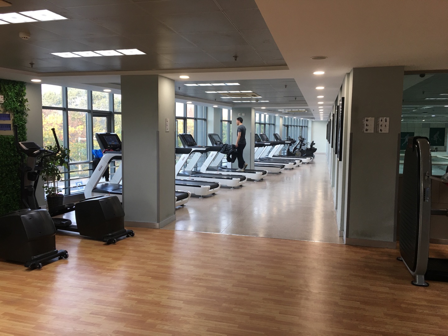 華涇社區(qū)文化活動(dòng)中心百姓健身房