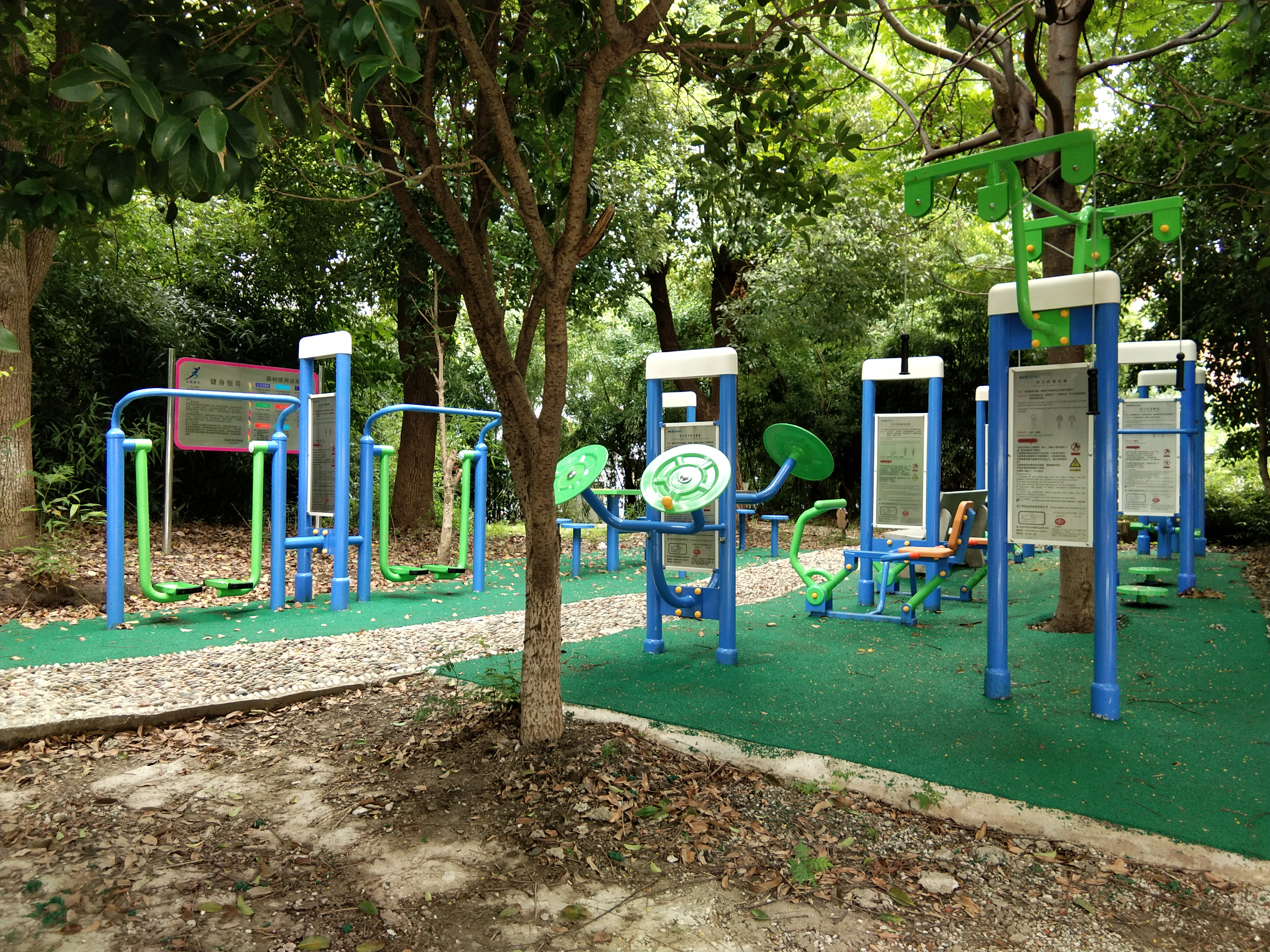 盈中社區(qū)佳麗花園健身點(diǎn)