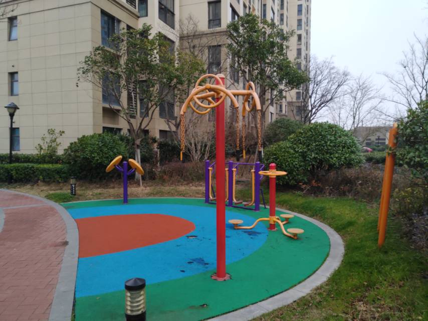 佳兆業(yè)小區(qū)8號樓9號樓之間的市民健身點