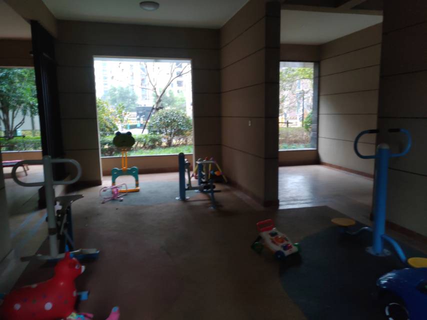 東方御府小區(qū)2號樓架空層市民健身點