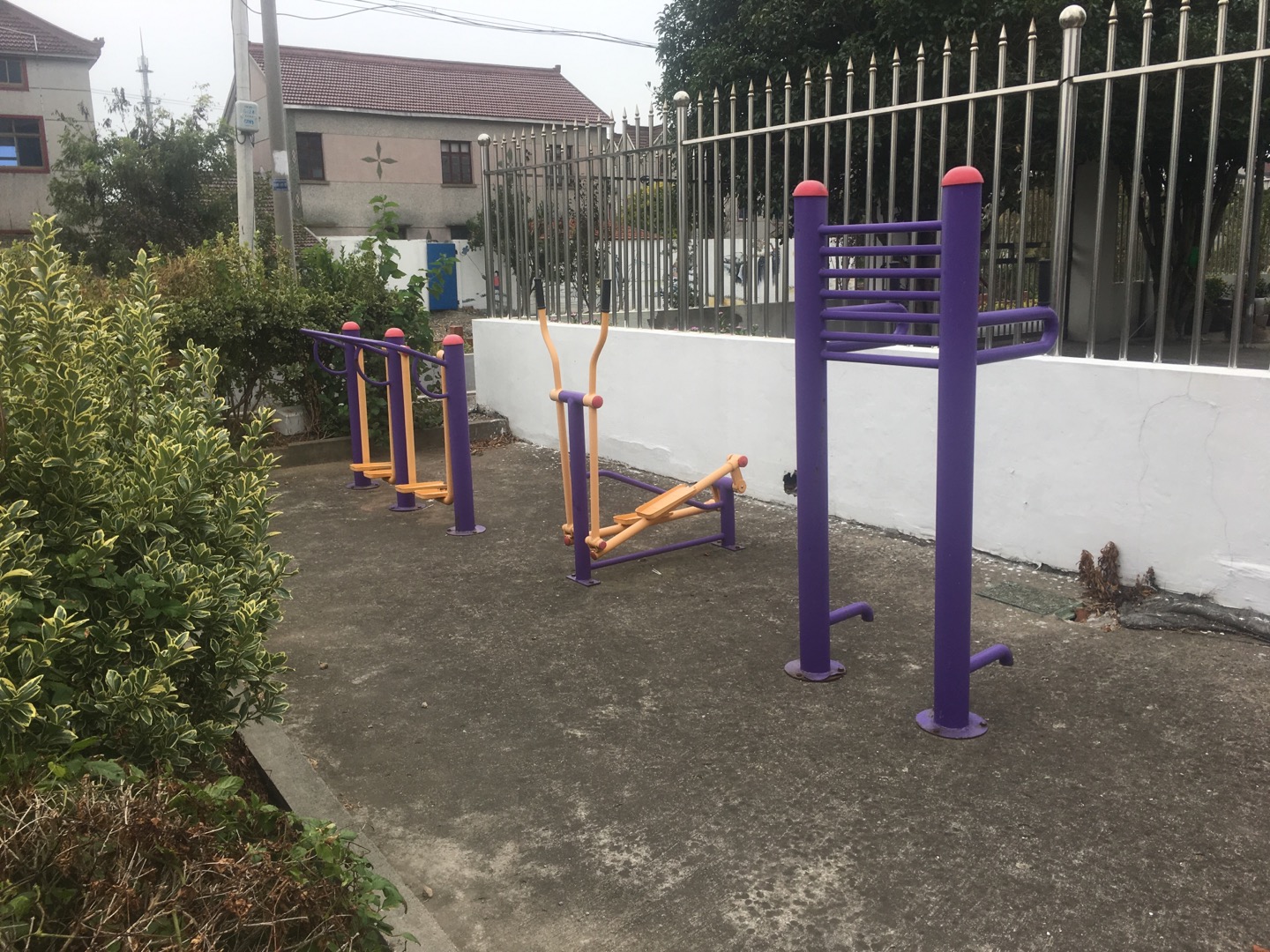 老港鎮(zhèn)欣河村民委員會(huì)鐵橋1組健身苑點(diǎn)