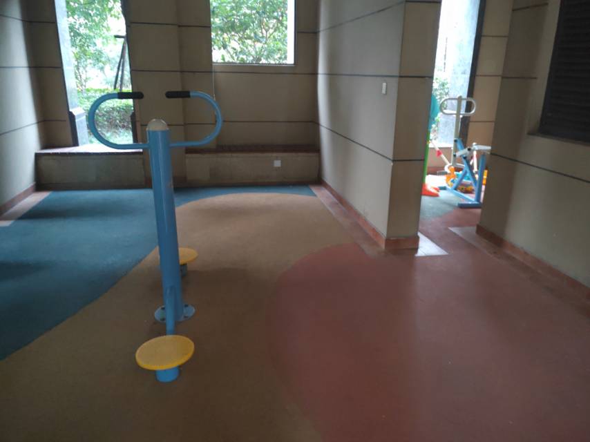 東方御府小區(qū)4號樓架空層市民健身點