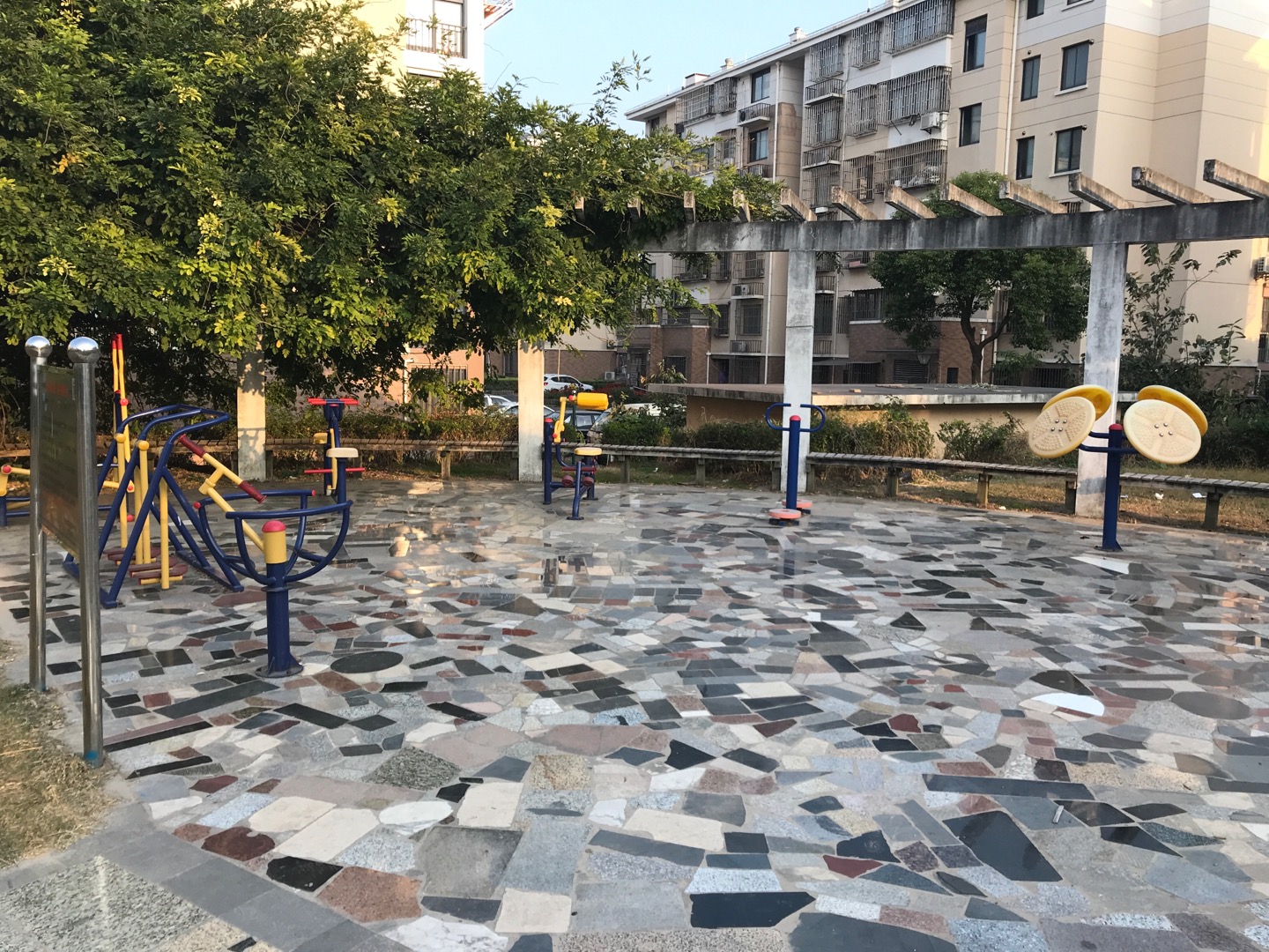 航城一居航城三路675弄81號盛世聯(lián)奕苑健身路徑（西）