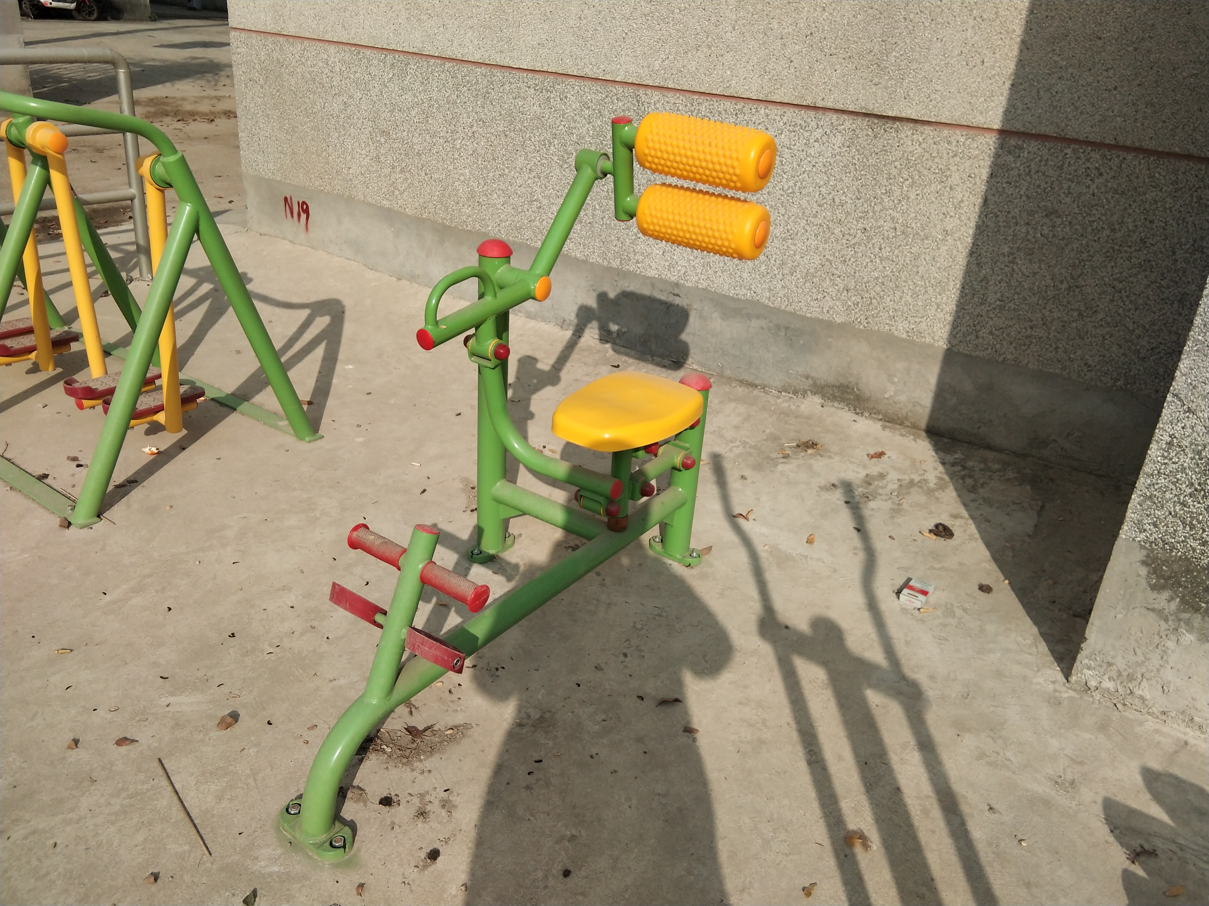 自重腹背鍛煉器