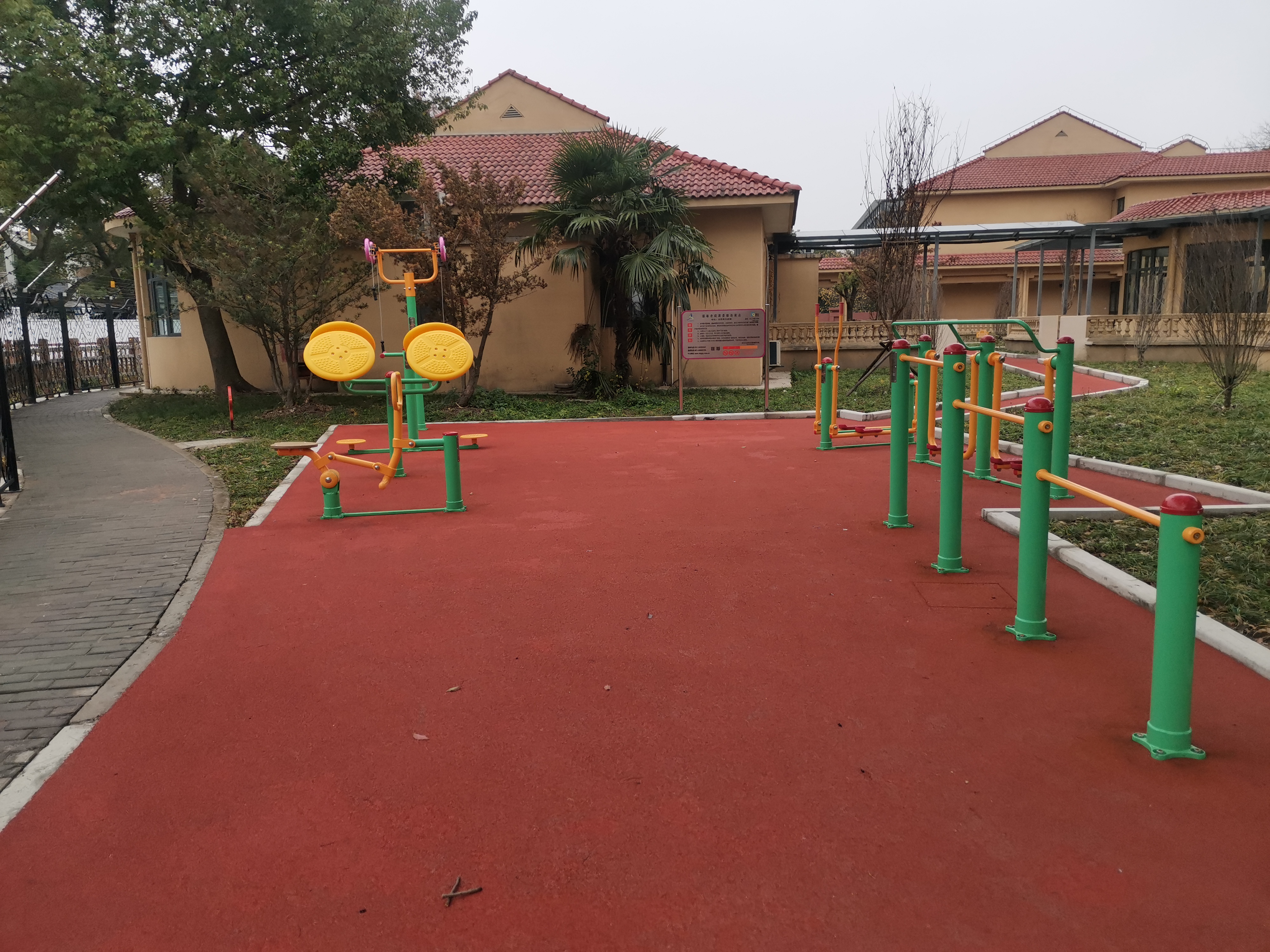 鎮(zhèn)敬老院居委健身苑點(diǎn)