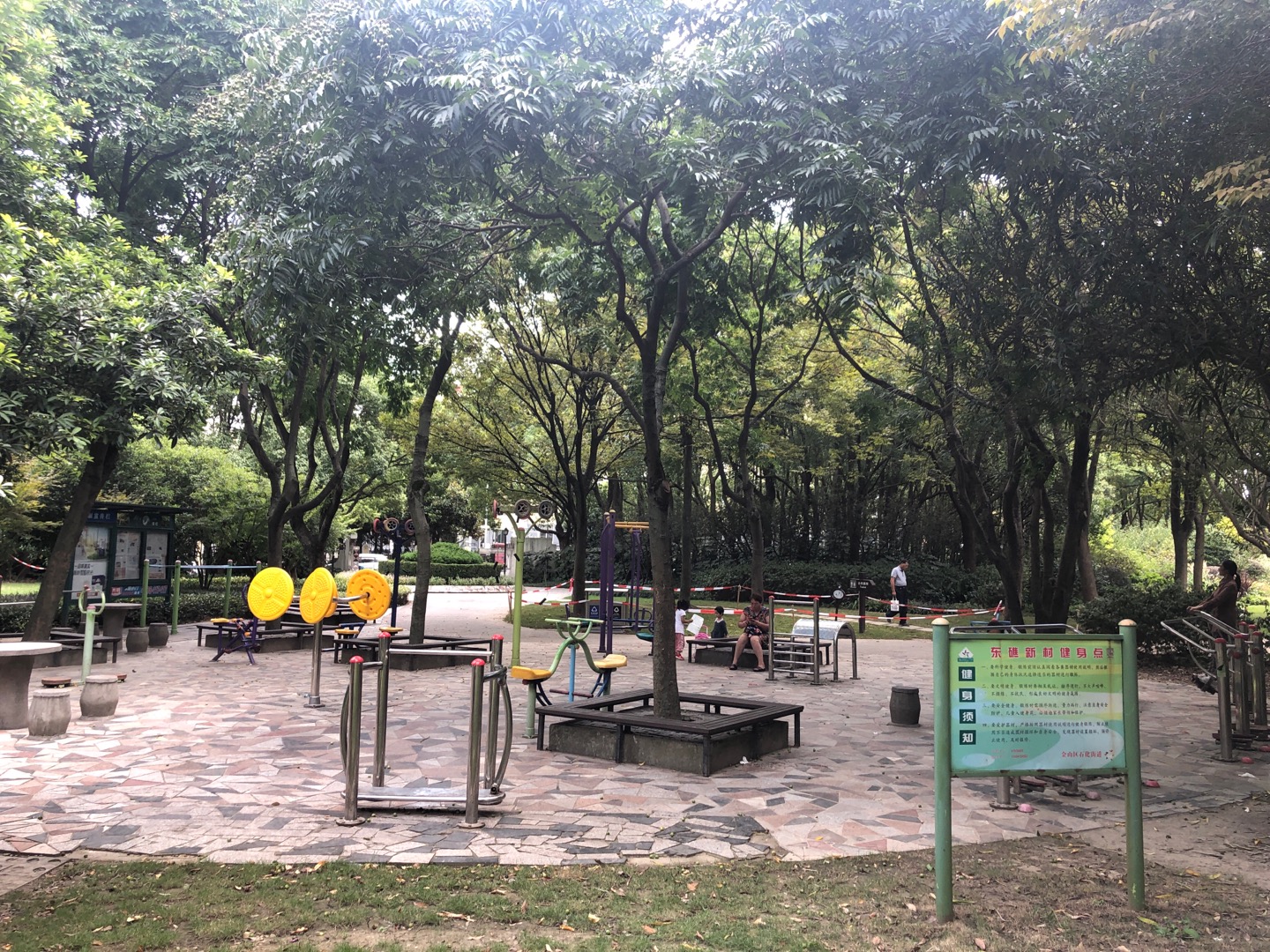 東礁二居委東礁花苑市民益智健身點