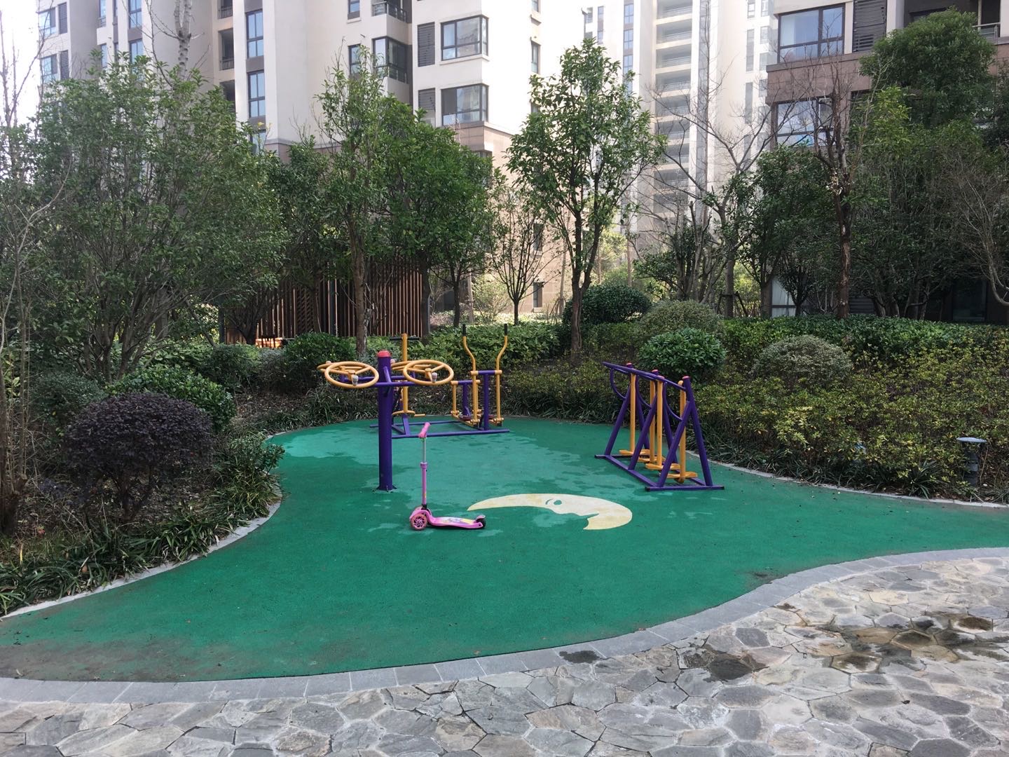 中信泰富雅苑4號(hào)樓5號(hào)樓中間市民健身點(diǎn)