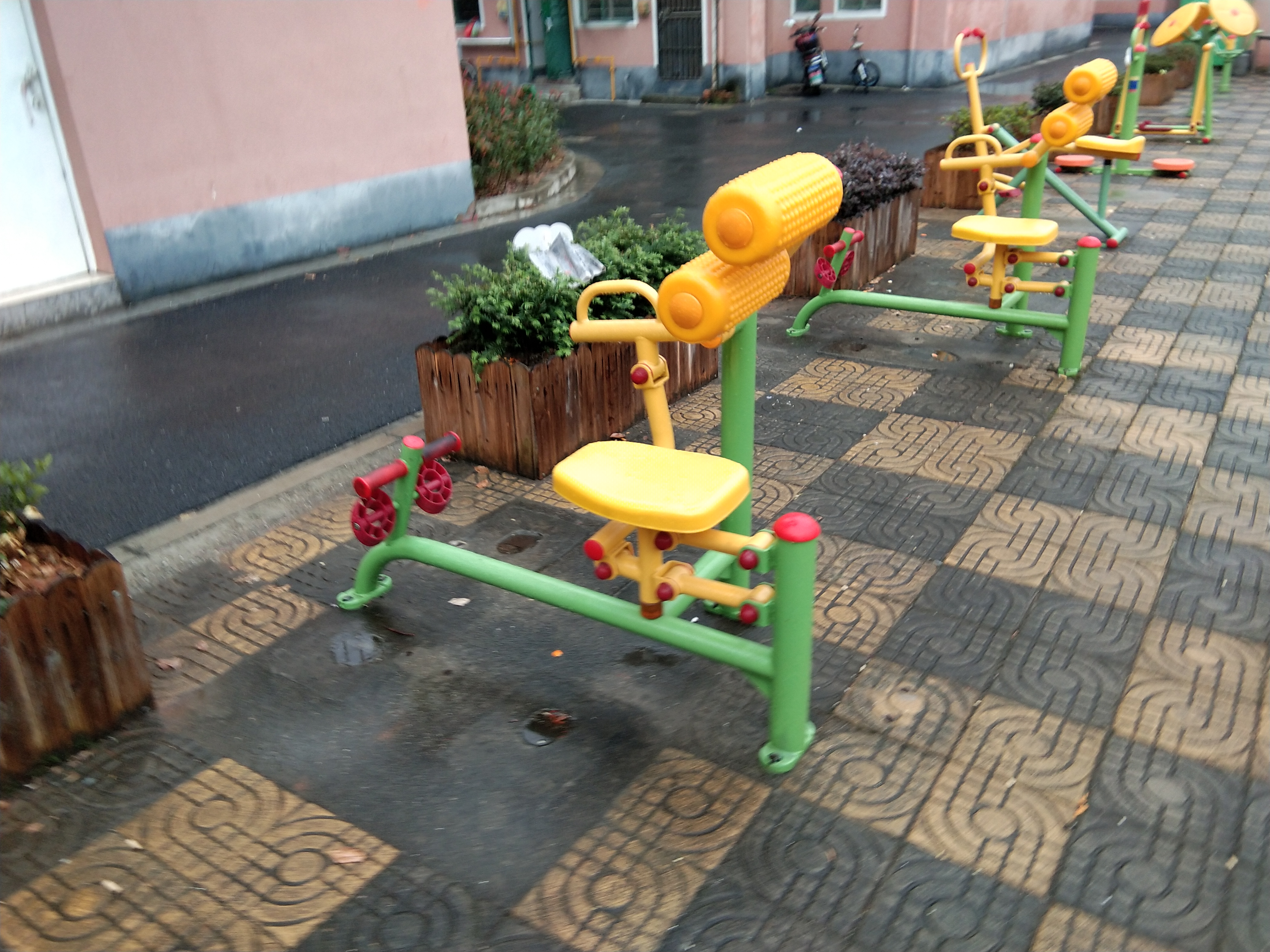 自重腹背鍛煉器