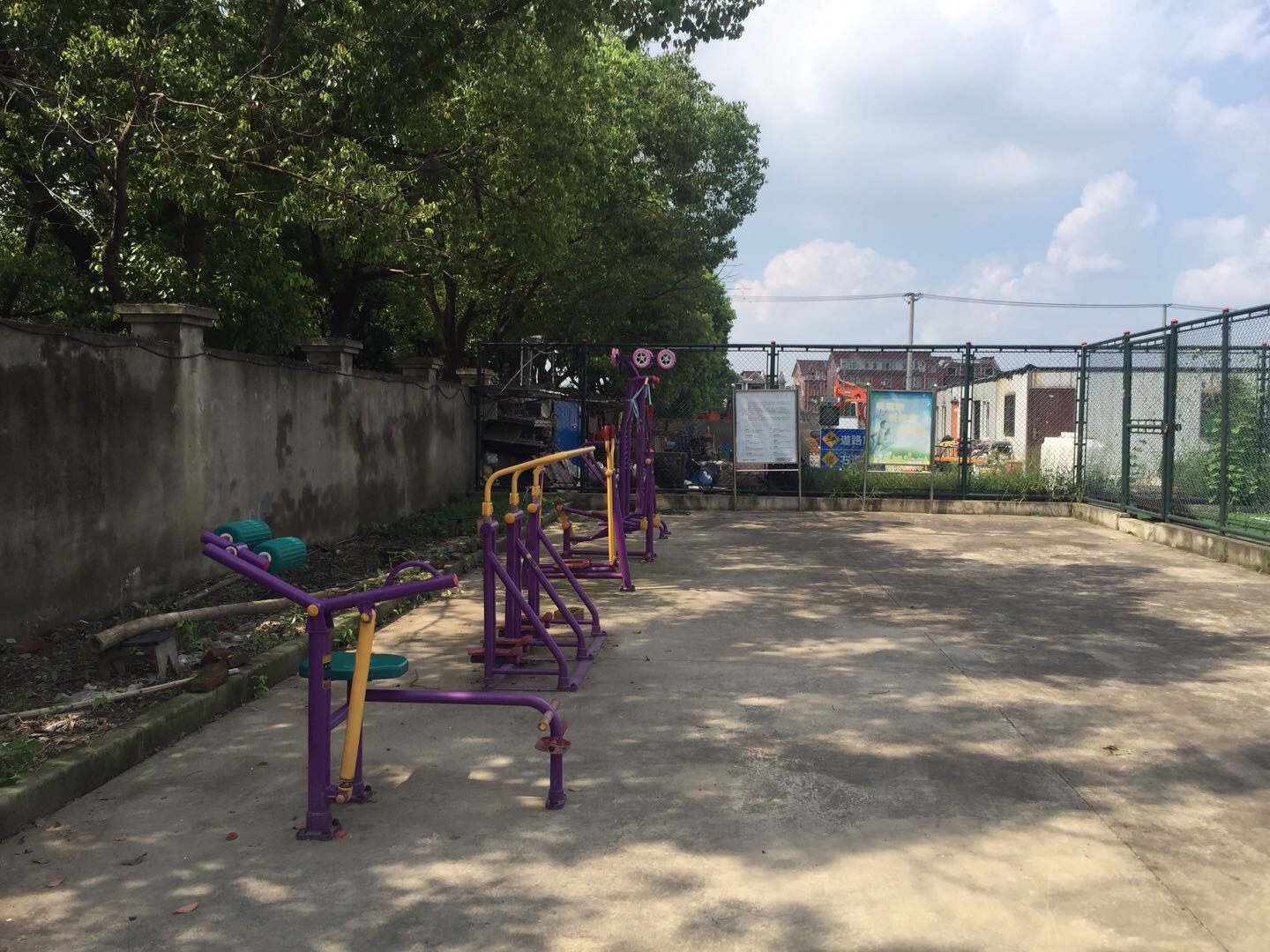 紀(jì)西村華西公共運(yùn)動場健身點(diǎn)