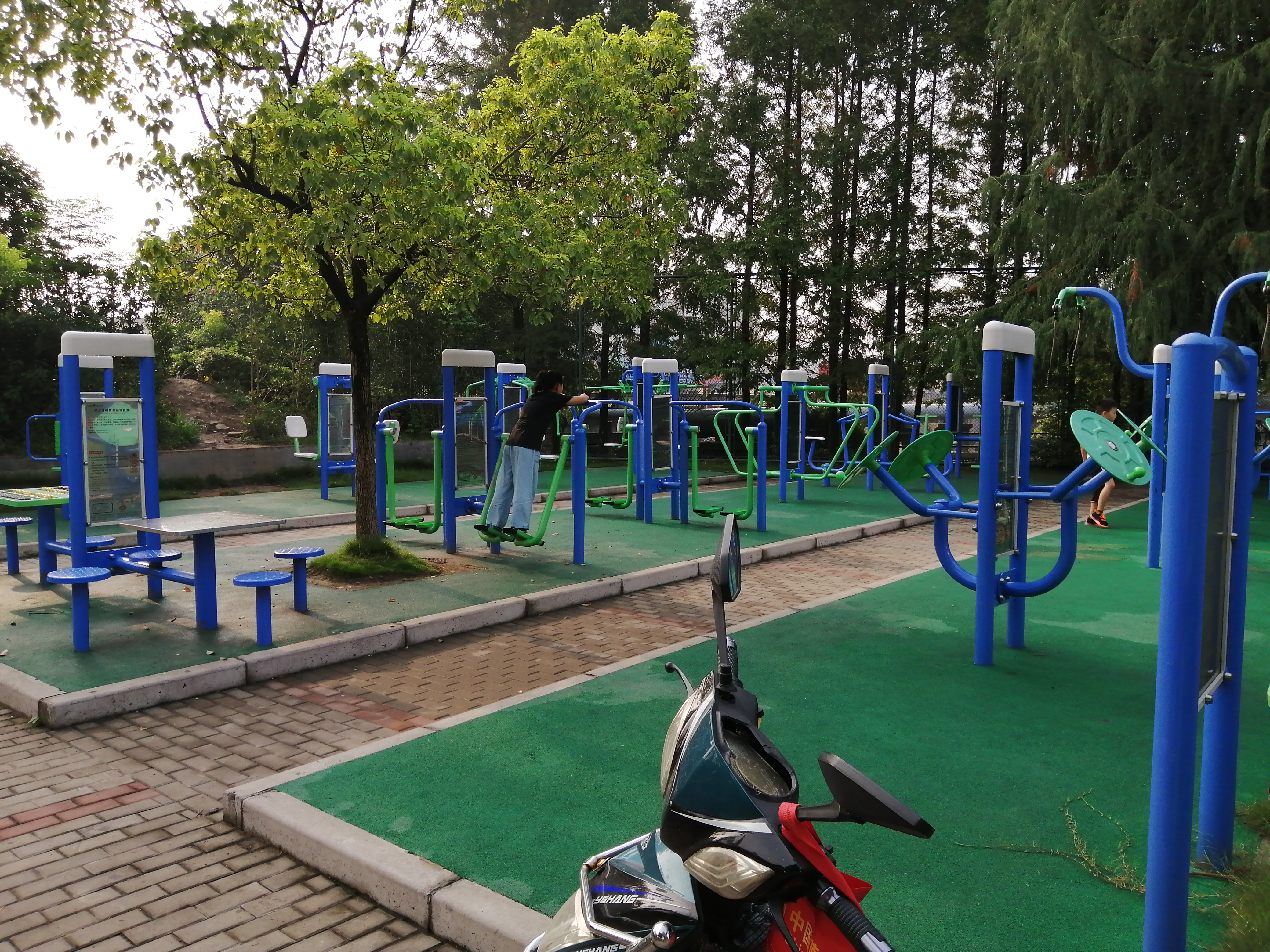 鳳溪公共運(yùn)動(dòng)場(chǎng)健身點(diǎn)