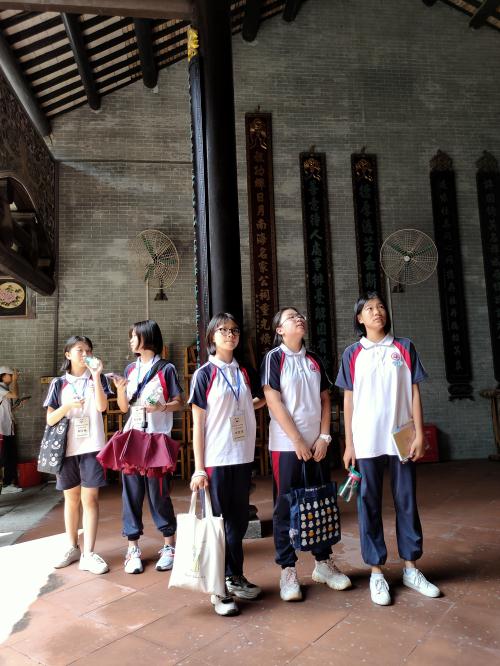 學(xué)生們無一不被招氏五世祠精美淳樸的古建筑群深深吸引著。.jpg