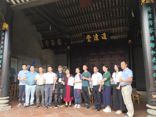 溶洲村黨委書記、村委會主任羅遠楊，溶洲村“兩委”干部、南莊中學(xué)余燕瓊校長等為溶洲優(yōu)秀學(xué)子招芷晴頒發(fā)“文學(xué)新星”獎項。羅遠楊書記勉勵學(xué)子要緊緊圍繞美麗鄉(xiāng)村建設(shè)和自然生態(tài)、人文歷史等方面進行采風(fēng)，精雕細琢，創(chuàng)作出一批膾炙人口的文學(xué)作品，書寫淳美溶洲。.jpg
