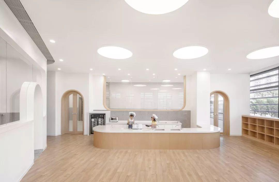 極簡(jiǎn)設(shè)計(jì)的幼兒園成為孩子釋放天性的樂園