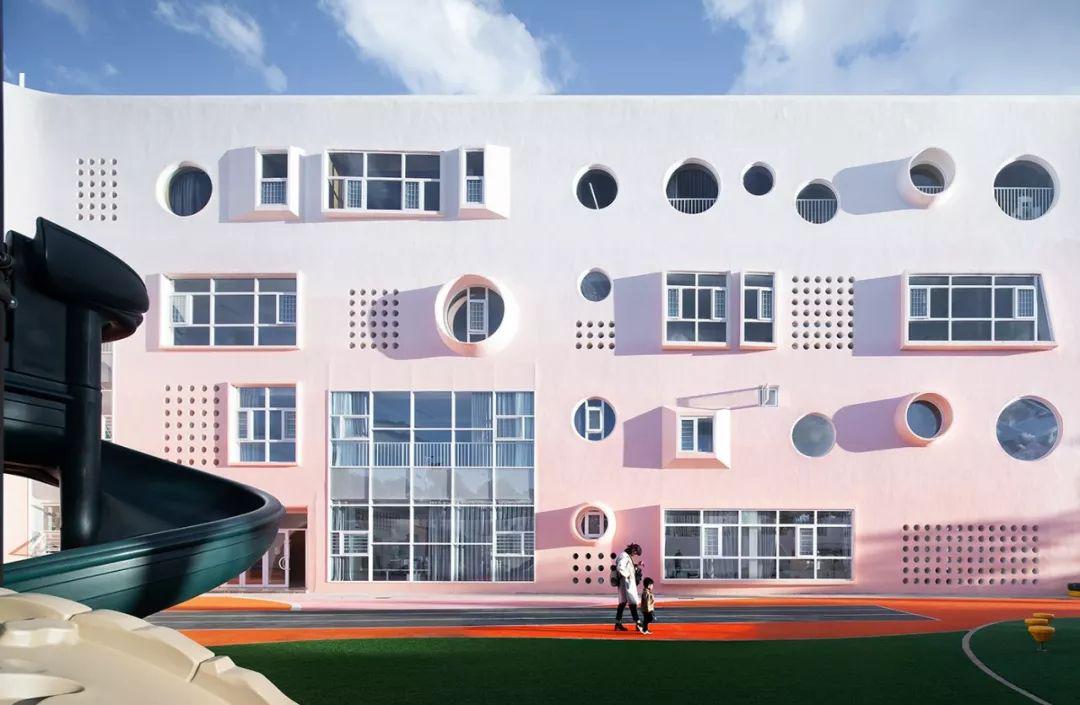 極簡(jiǎn)設(shè)計(jì)的幼兒園成為孩子釋放天性的樂園