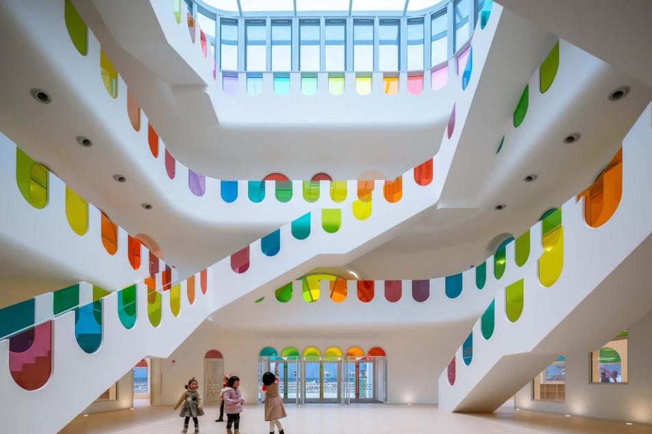 極簡(jiǎn)設(shè)計(jì)的幼兒園成為孩子釋放天性的樂園