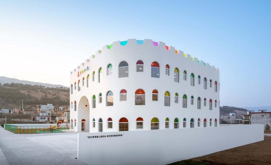 極簡(jiǎn)設(shè)計(jì)的幼兒園成為孩子釋放天性的樂園