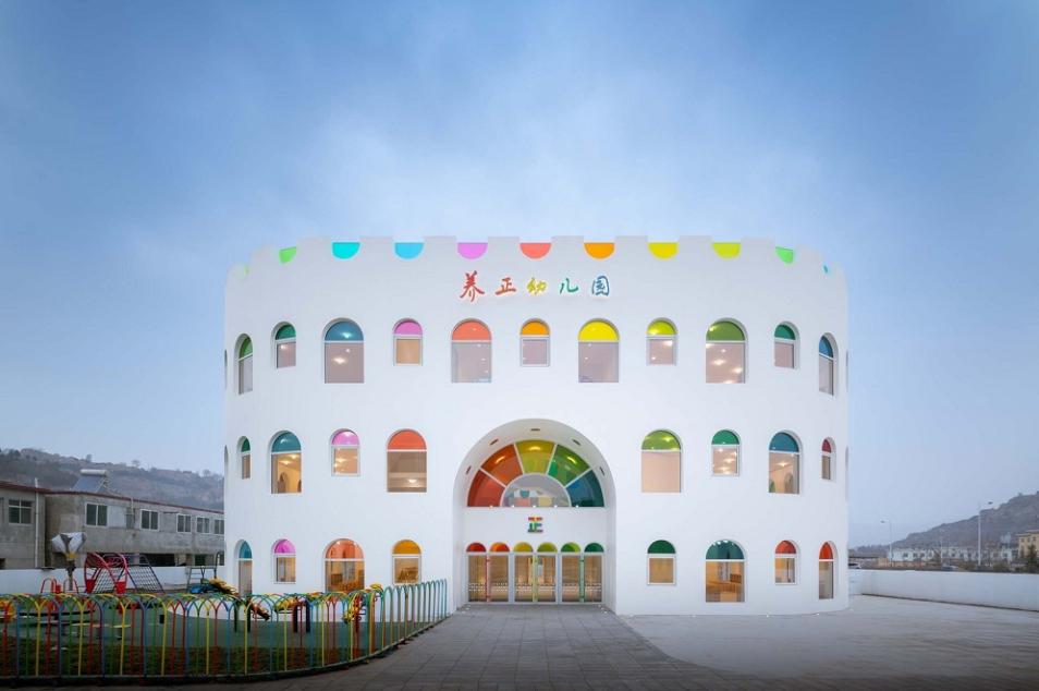 極簡(jiǎn)設(shè)計(jì)的幼兒園成為孩子釋放天性的樂園