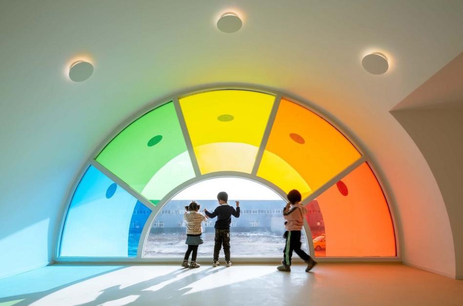 極簡(jiǎn)設(shè)計(jì)的幼兒園成為孩子釋放天性的樂園