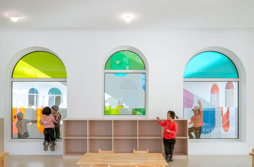 極簡(jiǎn)設(shè)計(jì)的幼兒園成為孩子釋放天性的樂園