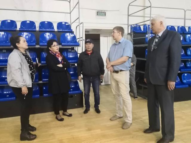 運(yùn)動(dòng)場(chǎng) 運(yùn)動(dòng)場(chǎng)