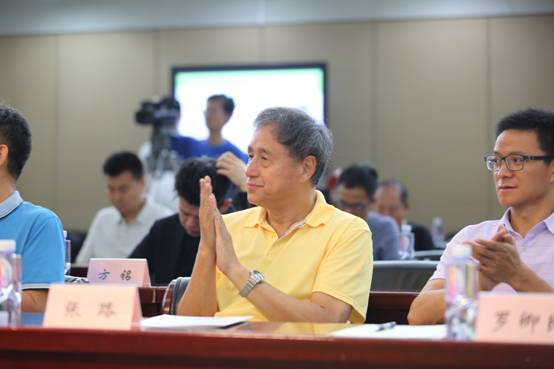 運(yùn)動(dòng)場(chǎng)